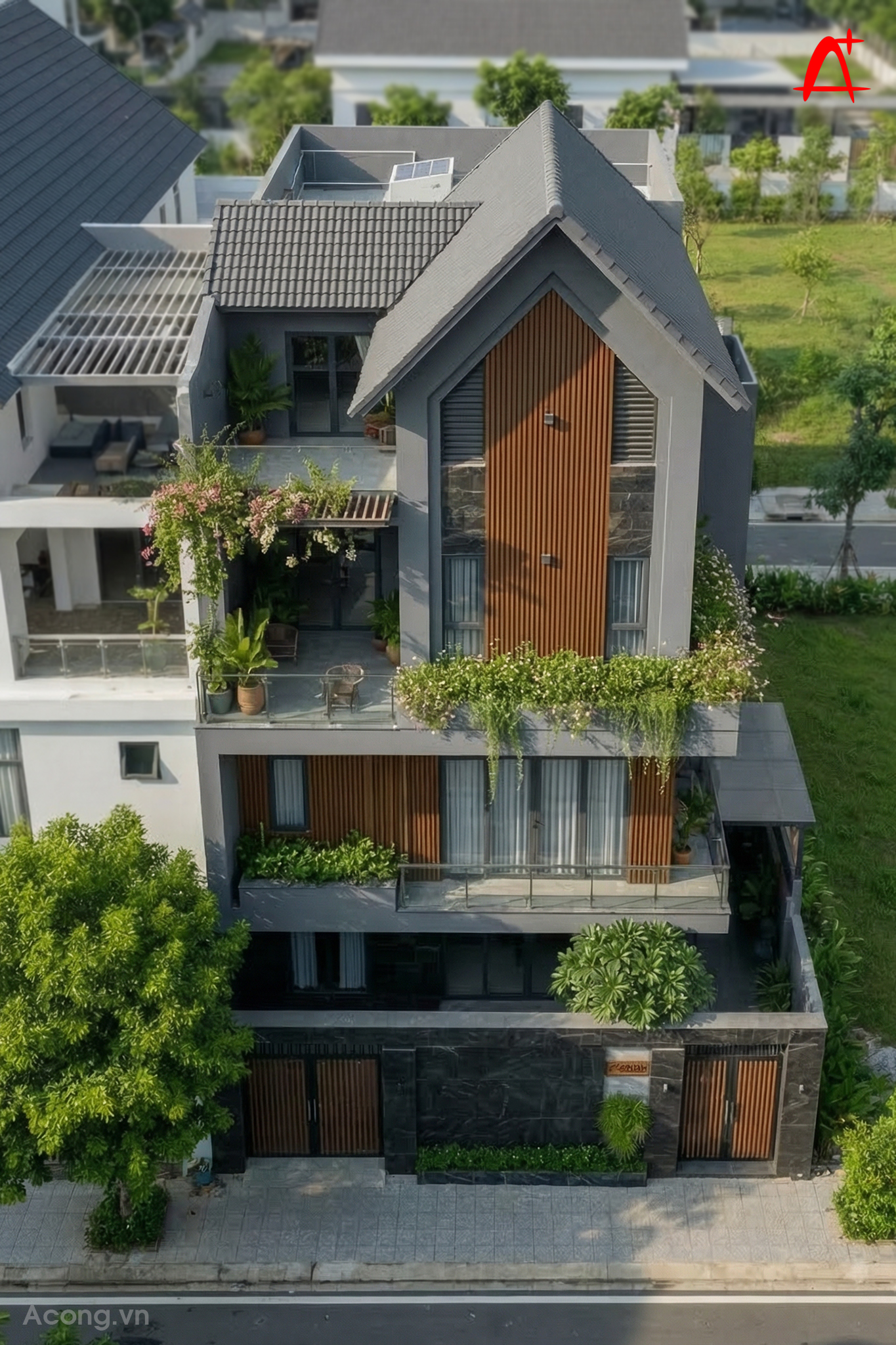 To&agrave;n cảnh biệt thự phố 3 tầng nh&igrave;n từ tr&ecirc;n cao, nổi bật với m&aacute;i dốc kiến tr&uacute;c, s&acirc;n thượng rộng v&agrave; hệ c&acirc;y xanh bao quanh c&ocirc;ng tr&igrave;nh.